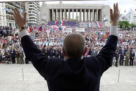 Il Presidente Ciampi abbraccia simbolicamente i nostri connazionali di Argentina