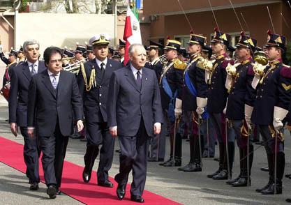 Il Presidente Ciampi accompagnato dal Ministro dell'Interno Enzo Bianco, dal Capo della Polizia Gianni De Gennaro e dal Consigliere Militare Amm. Sergio Biraghi, passa in rassegna il reparto d'onore al suo arrivo all'Istituto Superiore di Polizia, in occasione del 149° anniversario della fondazione della Polizia di Stato