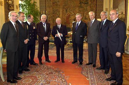 Il Presidente Ciampi, il Gen. Mario Arpino, insignito della Onorificenza di Grande Ufficiale dell'Ordine Militare d'Italia e il Segretario generale del Quirinale Gaetano Gifuni insieme ad alcuni Consiglieri del Capo dello Stato