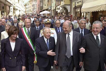 Il Presidente Carlo Azeglio Ciampi al centro della città accompagnato dal Presidente della Giunta Regionale Margherita Cogo, dal Sindaco Giovanni Salghetti Drioli, dal Presidente della Provincia Autonoma di Bolzano Luis Durnwalder e dal Segretario generale del Quirinale Gaetano Gifuni