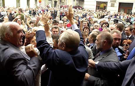 Il Presidente Ciampi con a fianco Il Presidente della Repubblica Croata Stipe Mesic al suo arrivo al Liceo italiano