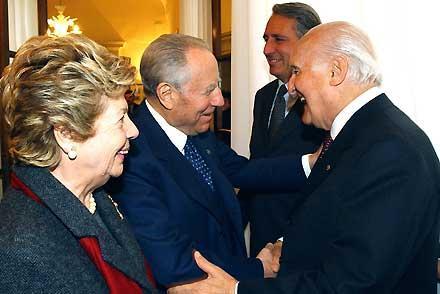 Il Presidente Ciampi con la moglie Franca salutano il Senatore a Vita Oscar Luigi Scalfaro al loro arrivo in Prefettura