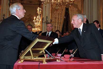 Il Presidente Ciampi con il nuovo Giudice della Corte costituzionale Francesco Amirante subito dopo aver prestato giuramento