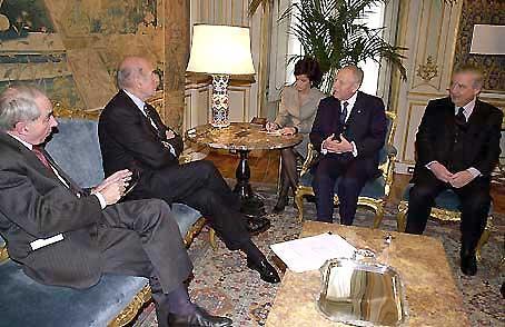 Il Presidente Ciampi con a fianco il Segretario generale del Quirinale Gaetano Gifuni, a colloquio con Valery Giscard d'Estaing e Giuliano Amato rispettivamente Presidente e Vice Presidente della Convenzione sulle Riforme dell'Unione Europee