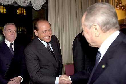 Il Presidente Ciampi con il Presidente del Consiglio Silvio Berlusconi e il Sottosegretario Gianni Letta, durante il ricevimento all'Ambasciata d'Italia presso la Santa Sede, in occasione della ricorrenza della Firma dei Patti Lateranensi e dell'Accordo di Revisione del Concordato