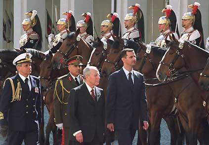 Il Presidente Ciampi con il Presidente della Repubblica Araba Siriana Bashar Al-Assad mentre passano in rassegna lo schieramento della Guardia d'Onore