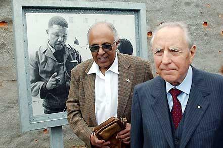 Il Presidente Ciampi con Ahmed Kathrada, compagno di prigionia di Nelson Mandela, mentre visita il Penitenziario di Robben Island, dove Mandela fu rinchiuso per 17 anni