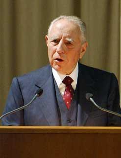 Il Presidente Ciampi durante il suo intervento, al Castello, alle Autorità Istituzionali, Civili e Militari