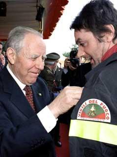 Il Presidente Ciampi durante la cerimonia di consegna dei riconoscimenti ai Vigili del Fuoco distintisi nell'esercizio delle loro funzioni