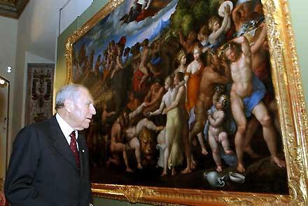 Il Presidente Ciampi, in visita al Castello Estense, osserva il capolavoro di Garofalo Benvenuto Tisi "Il Trionfo di Bacco