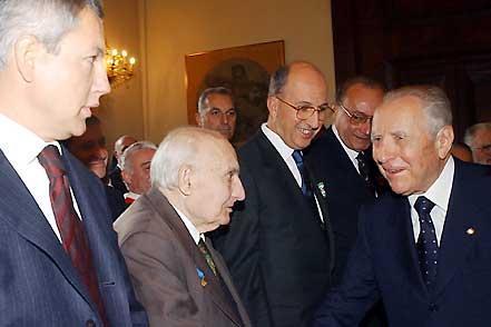 Il Presidente Ciampi saluta Arrigo Boldrini, a fianco il Sen. Mauro Fabris ed il Presidente della Cassa di Risparmio di Ravenna, Antonio Patuelli, al suo ingresso alla Sala della Bandiera