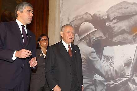 Il Presidente Ciampi, accompagnato dal Presidente della Camera Pierferdinando Casini, visita la Mostra di Giulio Aristide Sartorio &quot; Impressioni di Guerra (1917-1918)