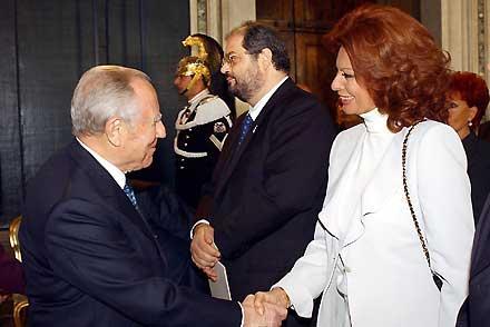 Il Presidente Ciampi con Sofia Loren e Pier Paolo Di Fiore premiati rispettivamente con "Credere nella Ricerca e "Guido Venosta" dalla Federazione Italiana Ricerca sul Cancro per il 2002, nel corso della cerimonia al Quirinale