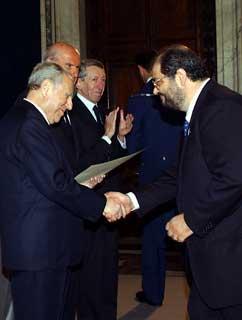 Il Presidente Ciampi consegna il Premio "Guido Venosta"al prof. Pier Paolo Di Fiore, assegnato dalla Federazione Italiana Ricerca sul Cancro,nel corso della cerimonia al Quirinale per la celebrazione della Giornata Nazionale