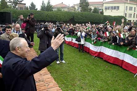 Il Presidente Ciampi risponde al saluto dei presenti, subito dopo aver reso omaggio al Monumento dei Martiri di Belfiore