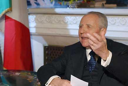Il Presidente Ciampi nel corso del messaggio sulla Festa del Tricolore