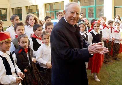 Il Presidente Ciampi applaude i ragazzi del gruppo folkloristico dell'Istituto Comprensorio "Ciaccio Montalto"