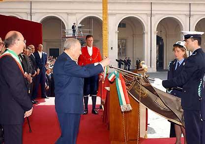 Il Presidente della Repubblica Carlo Azeglio Ciampi conferisce la Medaglia d'Oro al Merito Civile al Comune di Casalecchio di Reno