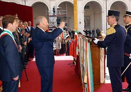 Il Presidente Ciampi conferisce la Medaglia d'Oro al Merito Civile al Comune di Vallecorsa
