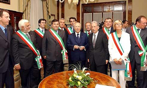 Il Presidente Ciampi con i Sindaci dei nove comuni maggiormente colpiti dall'alluvione del 2002, in occasione dell'incontro in Prefettura