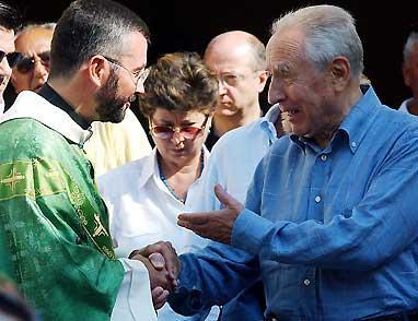 Il Presidente Ciampi saluta il vice parroco don Sandro Serreri al termine della Santa Messa nel Duomo