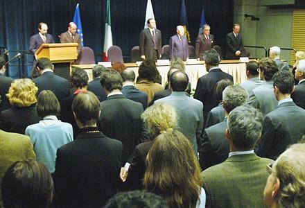 Un momento dell'incontro del Presidente della Repubblica Carlo Azeglio Ciampi con il personale italiano delle Istituzioni Finanziarie Internazionali, durante il quale è stato osservato un minuto di silenzio in memoria dei caduti in Iraq