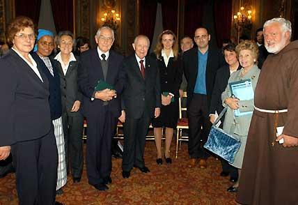 Il Presidente Ciampi con la Signora Franca al termine della cerimonia di consegna del Premio Nazionale della Solidarietà, Luciano Tavazza,durante il quale sono state assegnate le onorificienze OMRI a personalità del Volontariato.