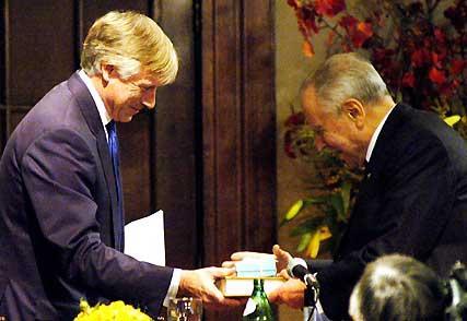 Il Presidente Ciampi riceve una bussola dal Presidente della Columbia University Lee C. Bollinger, in occasione dell'incontro con i giovani dell'Italian Accademy