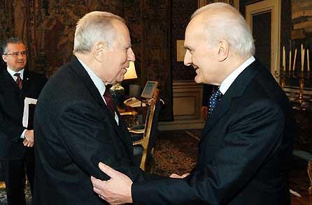 Il Presidente Ciampi accoglie Virginio Motta, Presidente del Gruppo Editoriale Motta, in occasione dell'incontro con la delegazione della Federico Motta Editore, nel 75° anniversario di fondazione della Casa Editrice