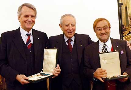 Il Presidente Ciampi, al termine della consegna delle insegne delle onorificenze di Grande Ufficiale dell'Ordine al Merito della Repubblica Italiana ad Alberto Contri e Lucio Dalla, in occasione dell'incontro con il Consiglio Direttivo di Pubblicità Progresso