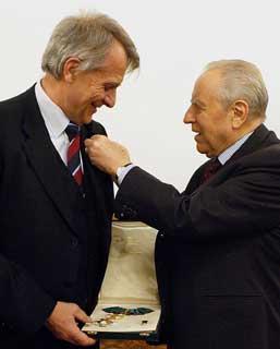 Il Presidente Ciampi consegna le insegne dell'onorificenza di Grande Ufficiale dell'Ordine al Merito della Repubblica Italiana ad Alberto Contri, in occasione dell'incontro con i promotori della campagna a favore dei disabili