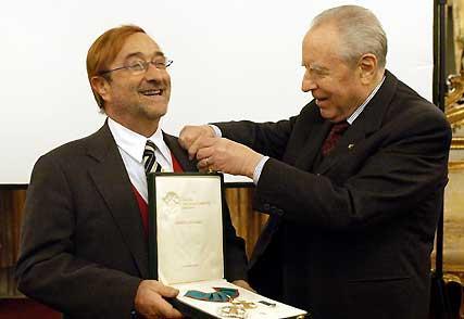 Il Presidente Ciampi consegna le insegne dell'onorificenza di Grande Ufficiale al Merito della Repubblica Italiana a Lucio Dalla, in occasione dell'incontro con i promotori della campagna a favore dei disabili