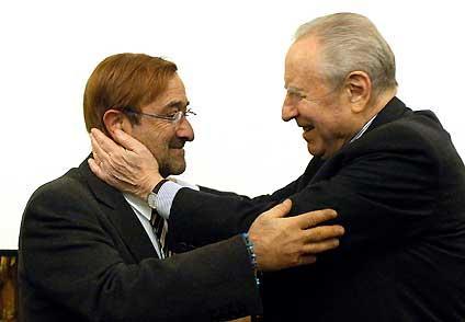 Il Presidente Ciampi con il cantautore Lucio Dalla, in occasione dell'incontro con il Consiglio Direttivo di Pubblicità Progresso ed i promotori della campagna a favore dei disabili "E allora?"