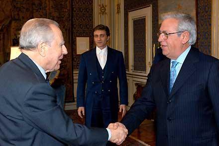 Il Presidente Ciampi accoglie nel suo studio il Dott Giovanni Montanari, Presidente della Confederazione Italiana Armatori, per presentare "L'Italia del Navigare"