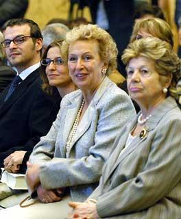 La Signora Franca Ciampi e la Signora Eugenia Goria, moglie di Gianni, scomparso dieci anni fa, insieme ai due figli, durante la commemorazione dell'ex Presidente del Consiglio