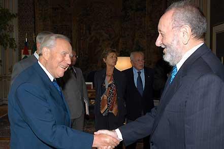 Il Presidente Ciampi accoglie il Direttore della Lega musulmana mondiale Mario Scialoja, in occasione dell'incontro con una delegazione di firmatari del documento "Contro il terrorismo e per la vita" sottoscritto dalle musulmane e dai musulmani d'Italia