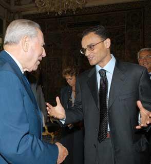 Il Presidente Ciampi con Magdi Allam, Vice Direttore ad personam del "Corriere della Sera" in occasione dell'incontro, con una delegazione di firmatari del documento "Contro il terrorismo e per la vita" sottoscritto dalle musulmane e dai musulmani d'Italia