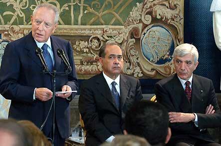 Il Presidente Ciampi con il Ministro dell'Interno Giuseppe Pisanu ed il Capo della Polizia Gianni De Gennaro, in occasione della cerimonia di consegna delle Medaglie d'Oro al Merito Civile alla memoria di operatori della Polizia di Stato deceduti per fatti di terrorismo