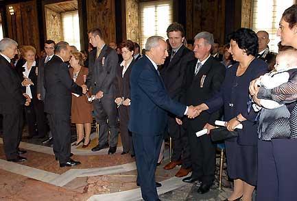 Il Presidente Ciampi con il Ministro dell'Interno Giuseppe Pisanu ed il Capo della Polizia Gianni De Gennaro salutano i parenti di operatori della Polizia di Stato deceduti per fatti di terrorismo