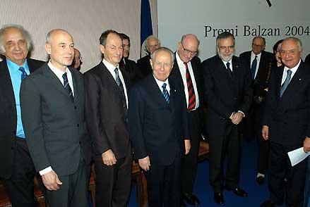 Il Presidente Ciampi, all'Accademia dei Lincei, con i vincitori del Premio Balzan 2004, al termine della cerimonia