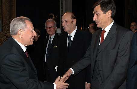 Il Presidente Ciampi saluta Alberto Mantovani, al centro Francesco Alberoni, ai quali, rispettivamente, è andato il Premio "Guido Venosta" per la Ricerca ed il Premio "Credere nella Ricerca" per la Rai