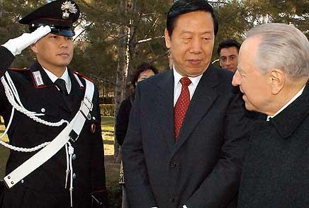 Il Presidente Ciampi con il Sindaco della Municipalità di Tianjin, Dai Xianglong, alla Residenza dell'Ambasciatore d'Italia, in occasione della visita alla mostra "Sulla via di Tianjin:1000 anni di relazioni tra Italia e Cina"