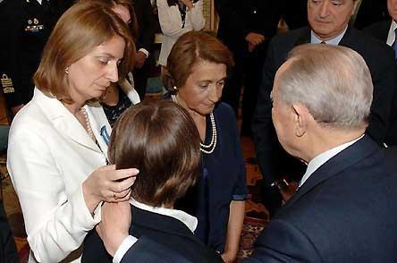 Il Presidente Ciampi, si intrattiene con il familiari di Nicola Lipari, in occasione della cerimonia di consegna della Medaglia d'Oro al Valor Militare alla vedova Signora Rosa Villecco