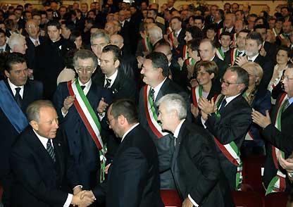 Il Presidente Ciampi tra i Sindaci della Provincia, al suo arrivo al Teatro Ponchielli