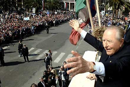 L'abbraccio del Presidente della Repubblica Carlo Azeglio Ciampi ai suoi concittadini in occasione della visita nella sua città natale