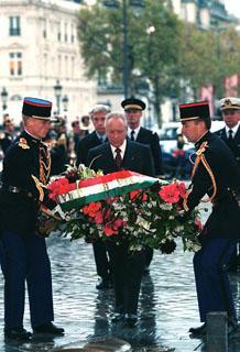 Visita del Presidente della Repubblica nella Repubblica Francese. Il Presidente Ciampi rende omaggio al Sacello del Milite Ignoto all'Arco di Trionfo