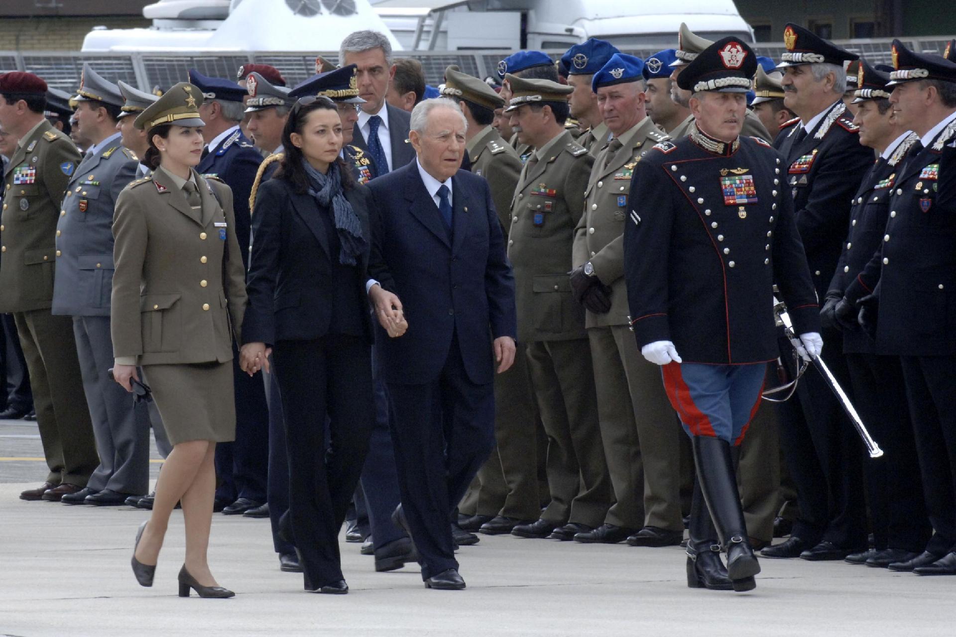 Intervento del Presidente della Repubblica alla cerimonia di rientro delle Salme del Capitano dell'Esercito Nicola Ciardelli e dei Marescialli dell'Arma dei Carabinieri Franco Lattanzio e Carlo De Trizio, caduti a Nassiriya in Iraq, Roma, Aeroporto di Ciampino