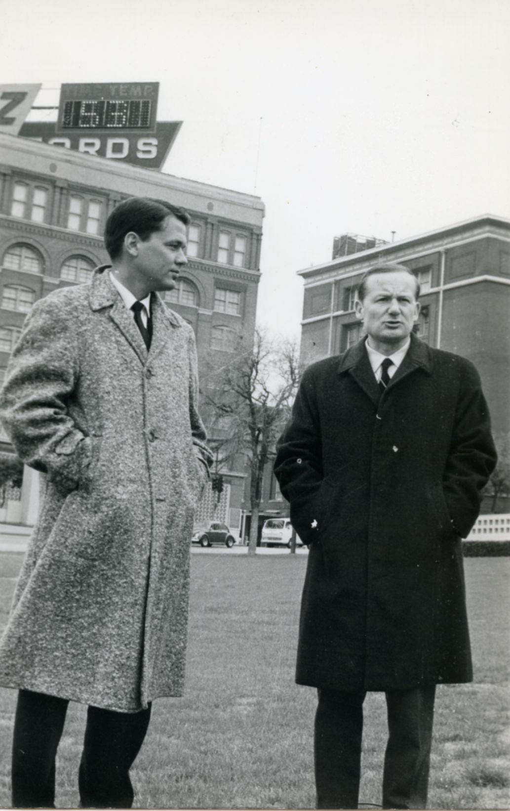 Gianni Bisiach con un giornalista a Dallas nel 1968 per il film &quot;i due Kennedy&quot; davanti al palazzo nella Dealey Plaza dove uccisero Kennedy
