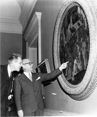 Il Presidente della Repubblica Giovanni Gronchi con John Walker, della National Gallery di Washington, davanti alla Adorazione dei Magi di Beato Angelico