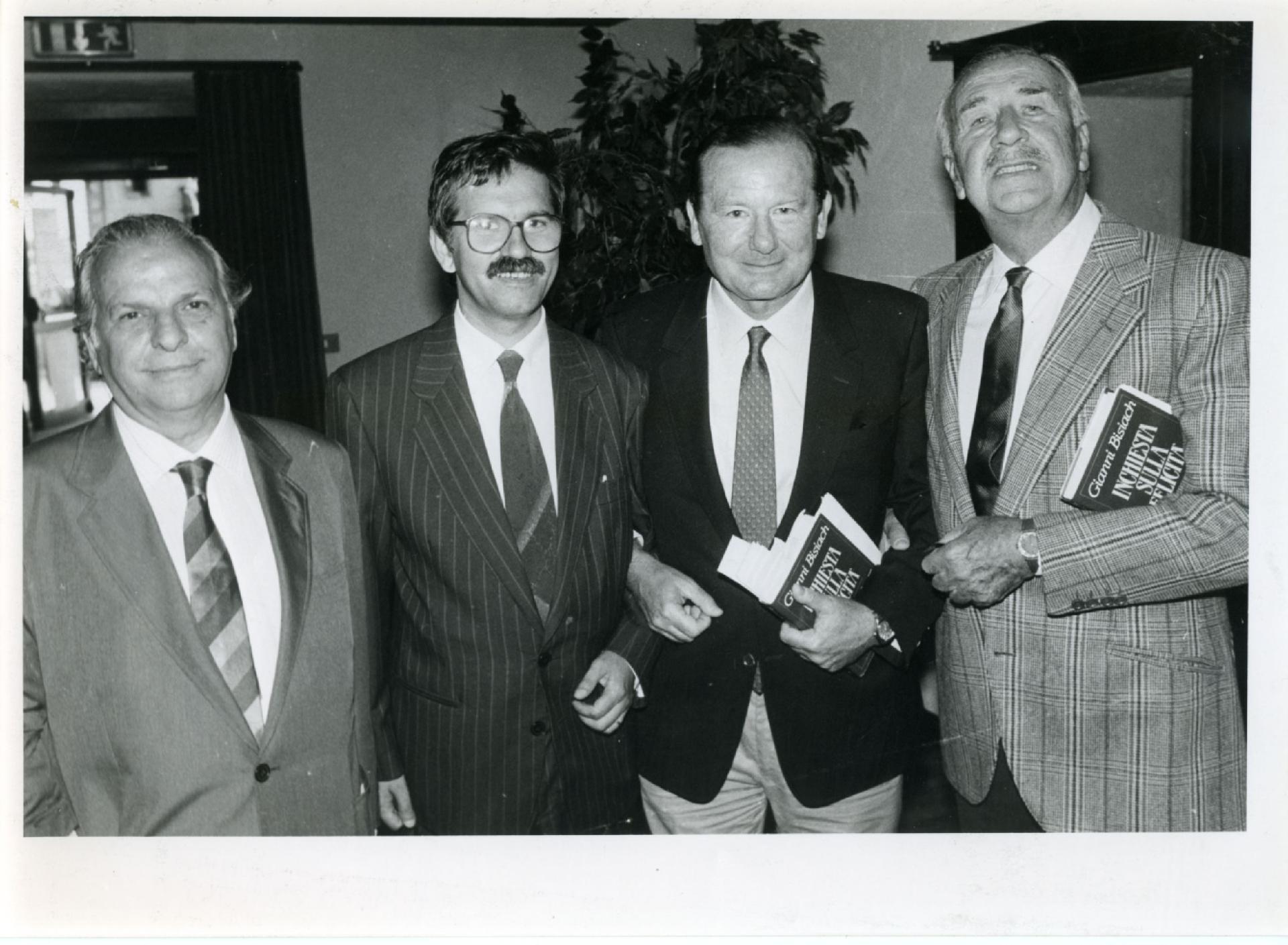 Gianni Bisiach con Giovanni Nuvoletti e due giornalisti a Cortina d&apos;Ampezzo nell&apos;agosto 1983 per il libro &quot;Inchiesta sulla felicit&#224;&quot;